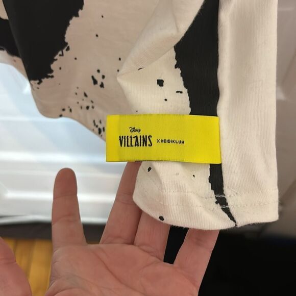 Disney Villains X Heidi Klum Women’s Black and White Ursula TShirt Size XL - Picture 3 of 5